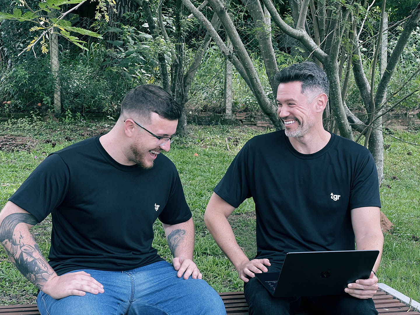 Prédio inteiramente formado por janelas com o reflexo das nuvens e o céu de fundo