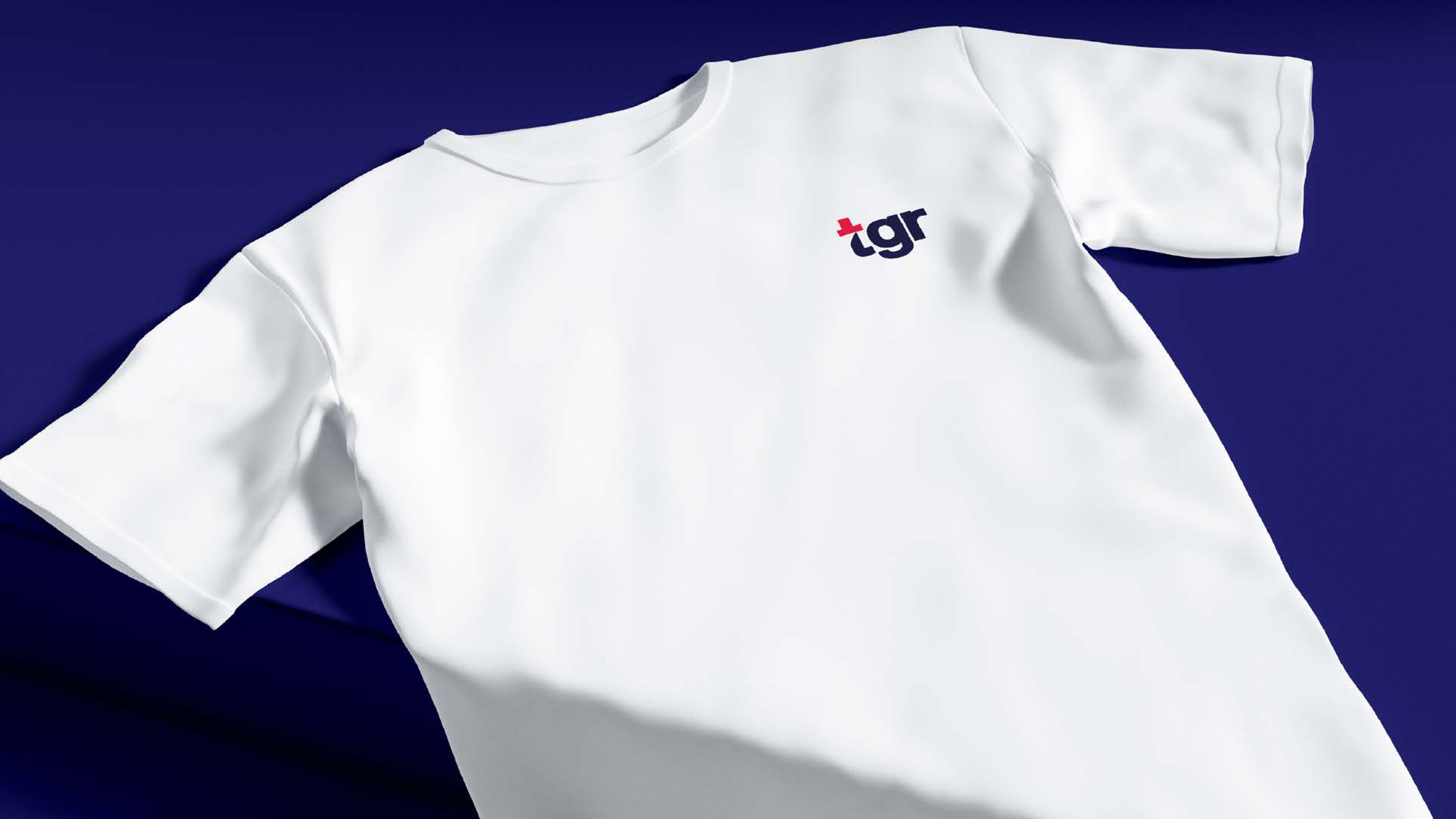 Prédio inteiramente formado por janelas com o reflexo das nuvens e o céu de fundo