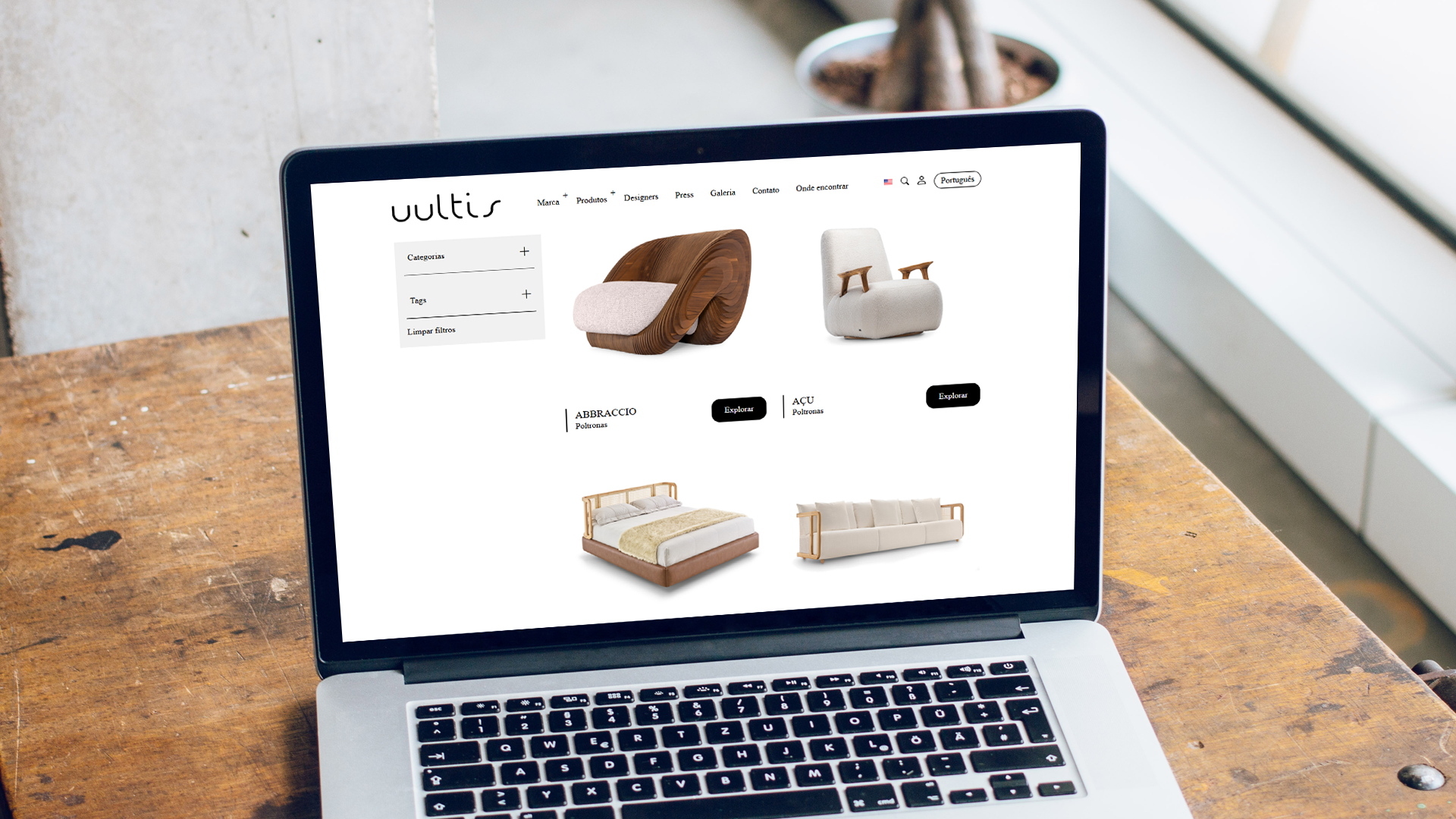 Cadeira branca em primeiro plano