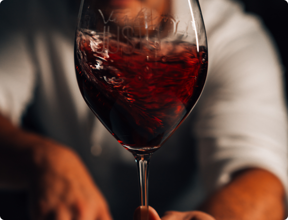 Cadeira branca em primeiro plano